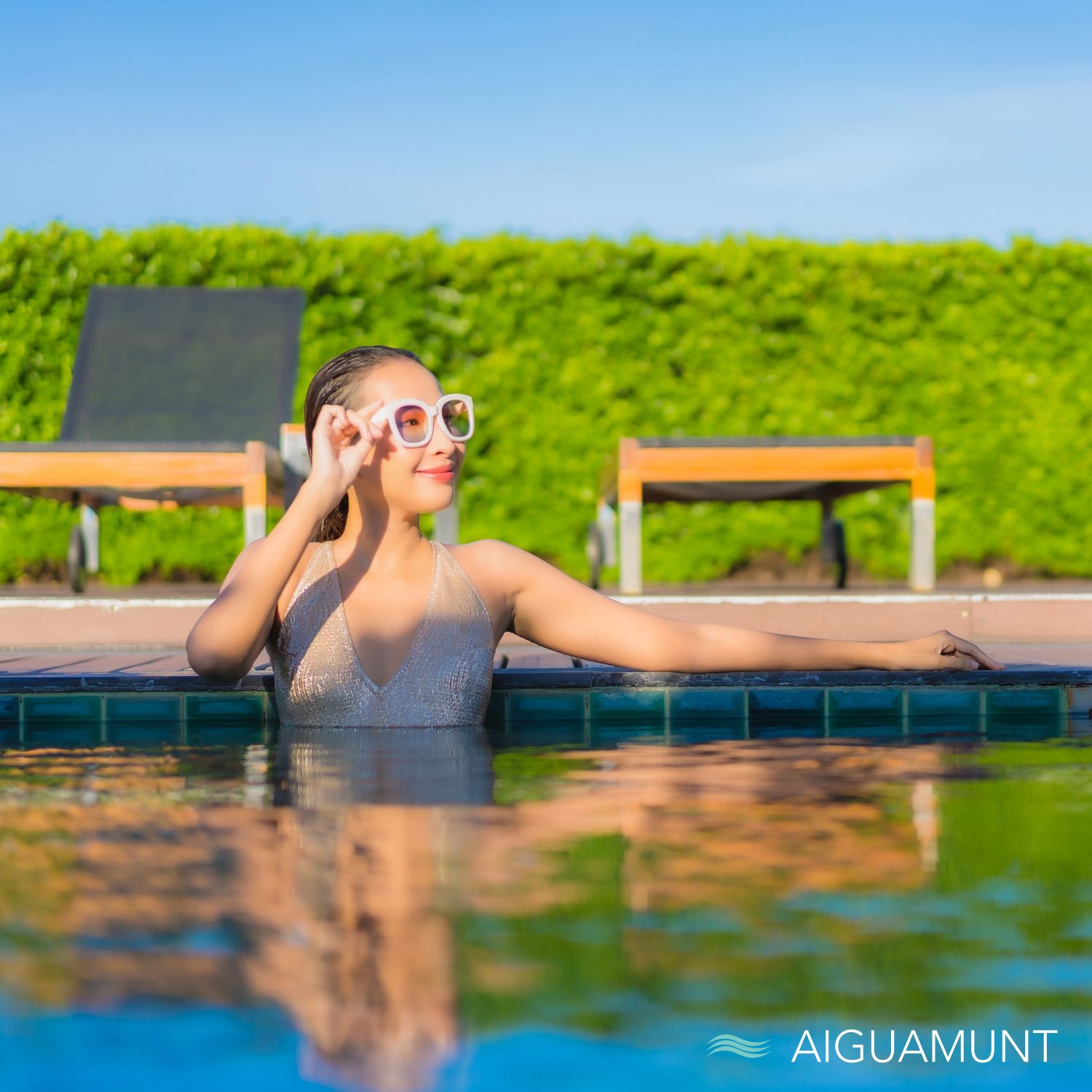 bañista en piscina con antialgas concentrado aiguamunt