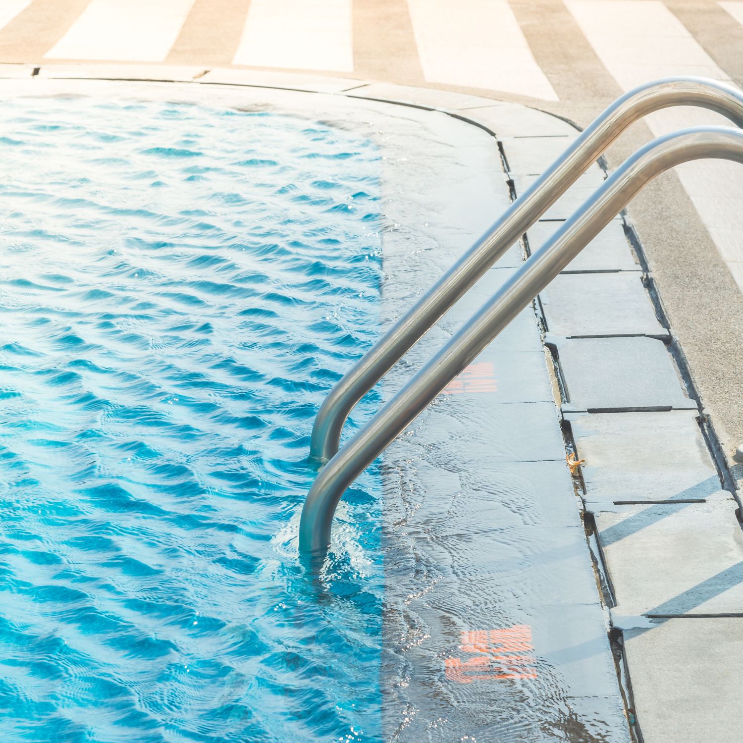 piscina cristalina desinfectada con cloro en tabletas de aiguamunt